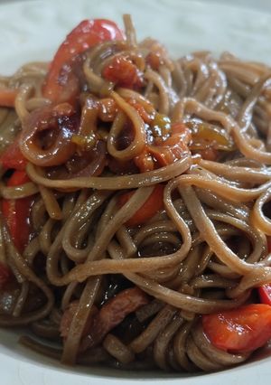 Una foto de Fideos soba con salsa teriyaki