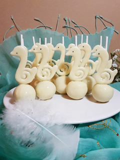 Una foto de Cisnes cakepops de oreos y chocolate blanco!!!
