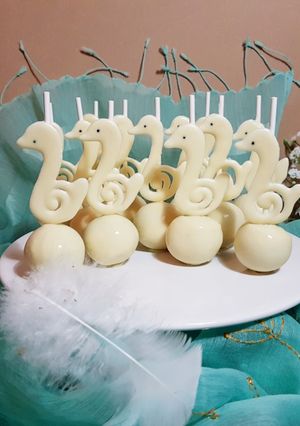Una foto de Cisnes cakepops de oreos y chocolate blanco!!!