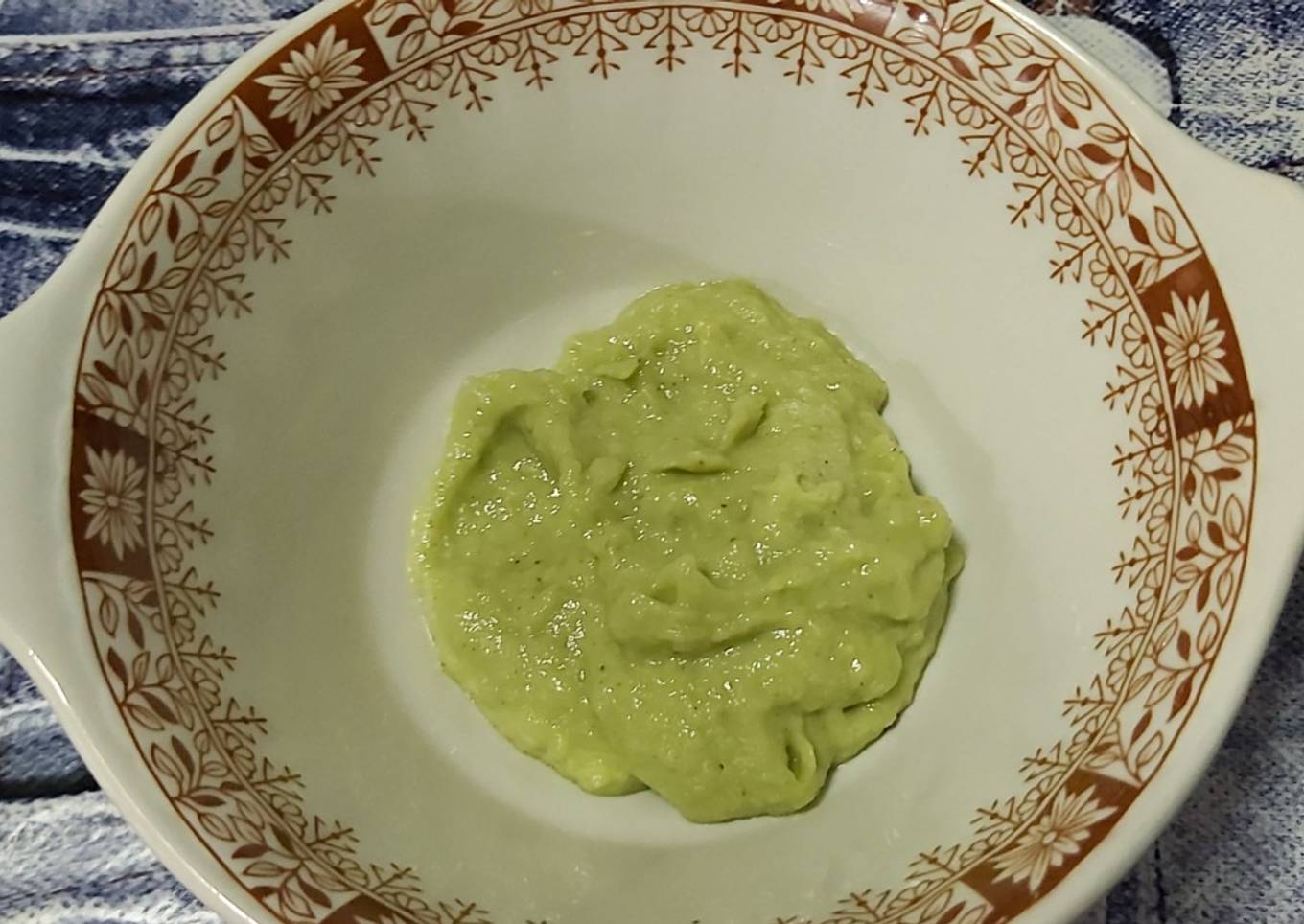 Alioli con aguacate en mortero