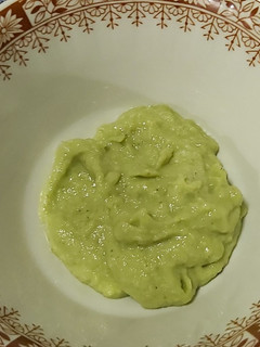 Una foto de Alioli con aguacate en mortero