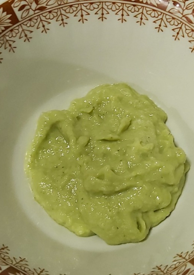 Una foto de Alioli con aguacate en mortero