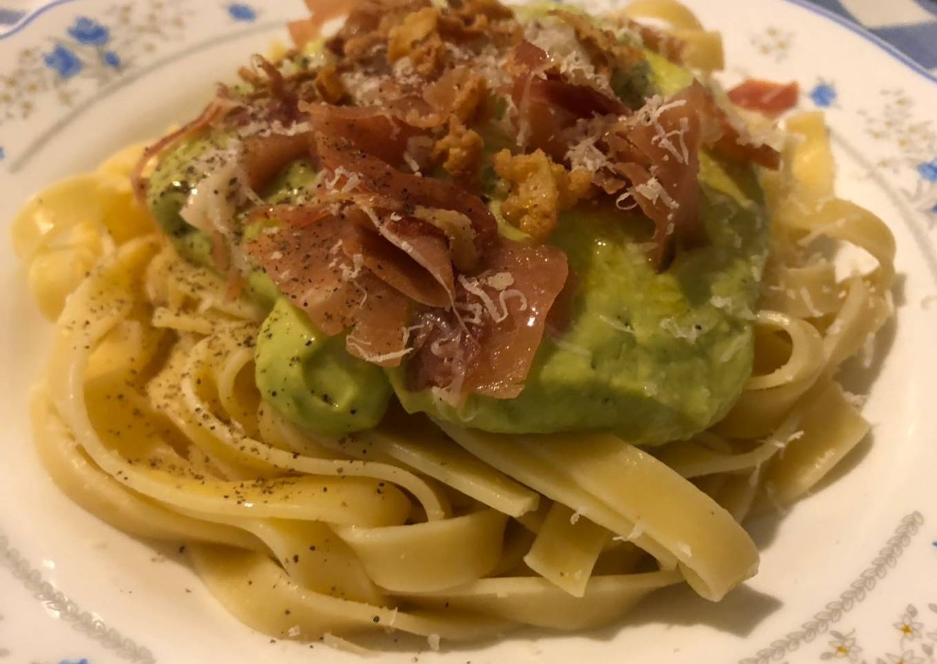 Tallarines con salsa de aguacate y jamón 🍝🥑
