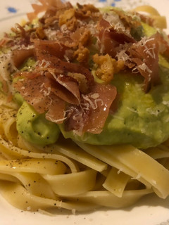Una foto de Tallarines con salsa de aguacate y jamón 🍝🥑
