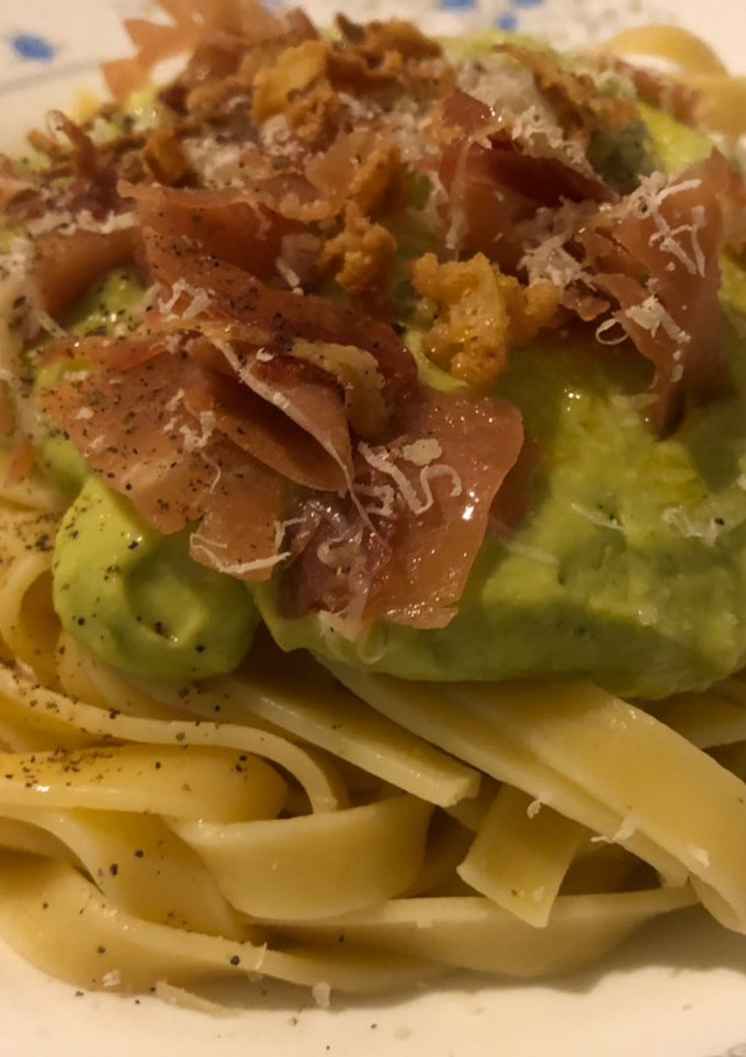 Una foto de Tallarines con salsa de aguacate y jamón 🍝🥑