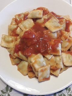 Una foto de Ravioles con Salsa de Tomates Casera