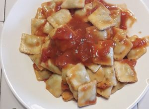 Una foto de Ravioles con Salsa de Tomates Casera