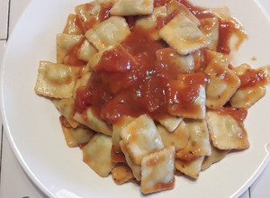 Una foto de Ravioles con Salsa de Tomates Casera