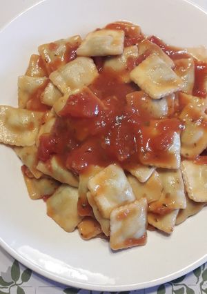 Una foto de Ravioles con Salsa de Tomates Casera