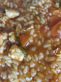 Una foto de Arroz con pollo y verduras
