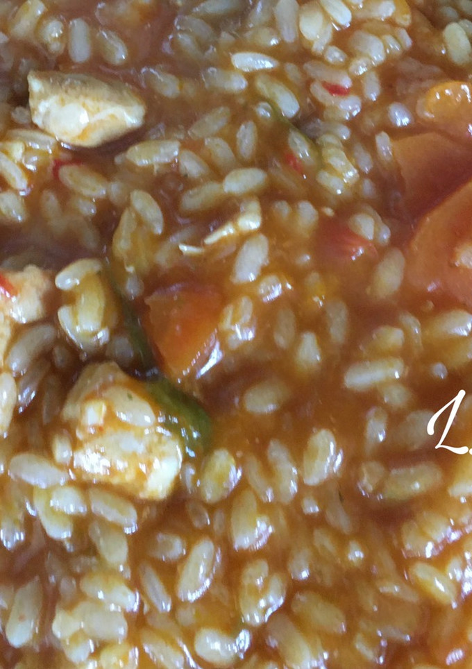 Una foto de Arroz con pollo y verduras
