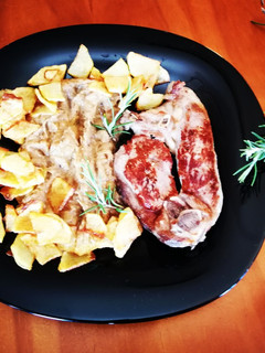 Una foto de Paletilla de cordero con puré de puerro y patata frita