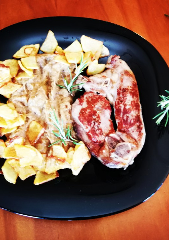 Una foto de Paletilla de cordero con puré de puerro y patata frita