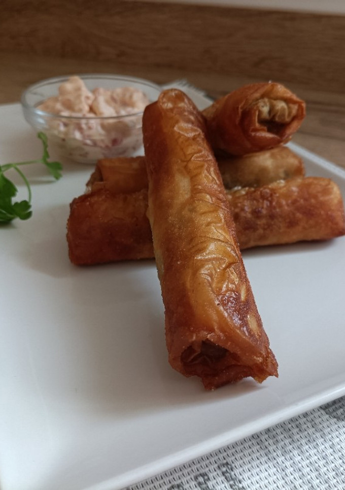 Una foto de Rollitos filipinos de bacalao y morcilla