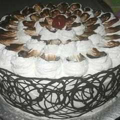 A picture of Cream Cake For Eid.