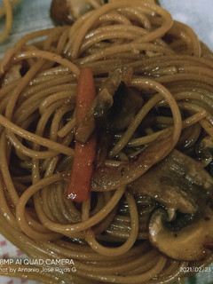 Una foto de Spaghettinis con verduras y salsa oriental