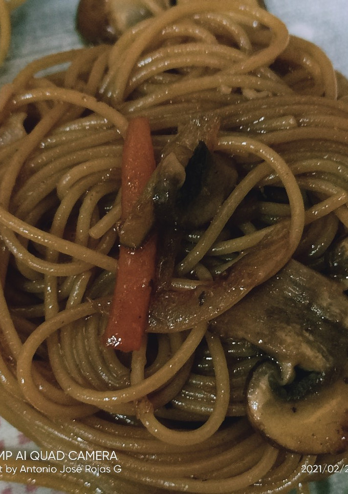 Una foto de Spaghettinis con verduras y salsa oriental