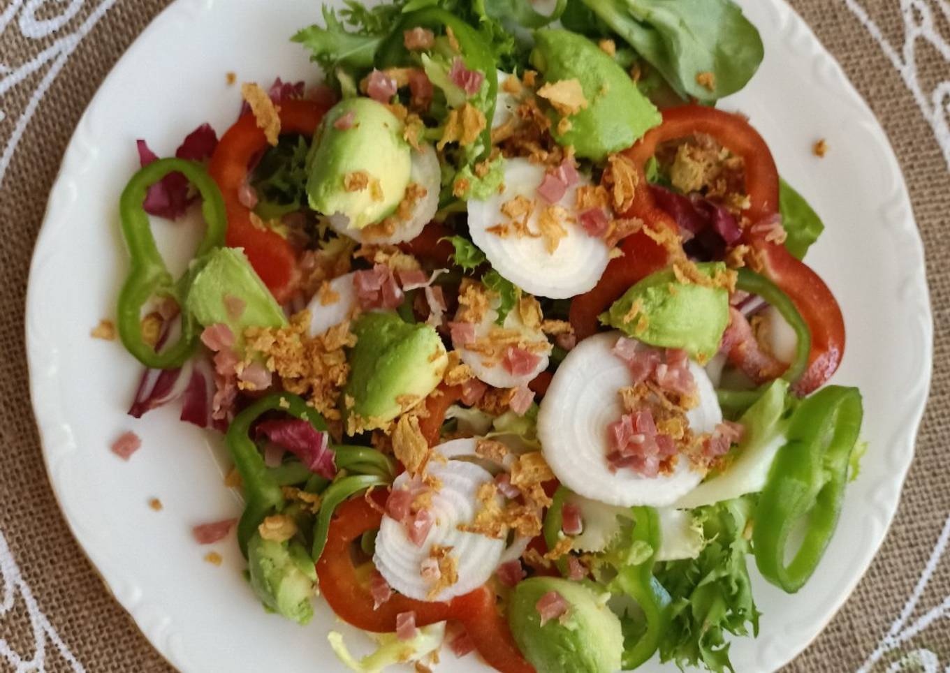Ensalada fresca con aguacate y taquitos de jamón