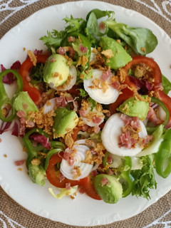 Una foto de Ensalada fresca con aguacate y taquitos de jamón