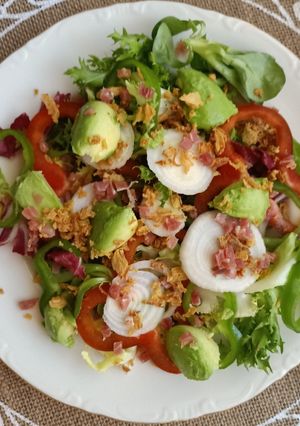Una foto de Ensalada fresca con aguacate y taquitos de jamón