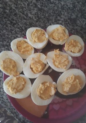 Una foto de Huevos rellenos simples