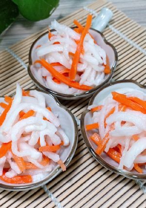 Hình của món KOHAKU NAMASU - Salad củ cả & cà rốt - Đồ chua kiểu Nhật.
