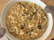 Una foto de risotto de setas