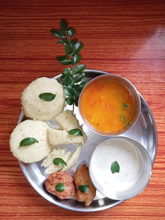 A picture of Idli Vada Sambhar.
