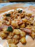 Fideos coditos al horno con jamón