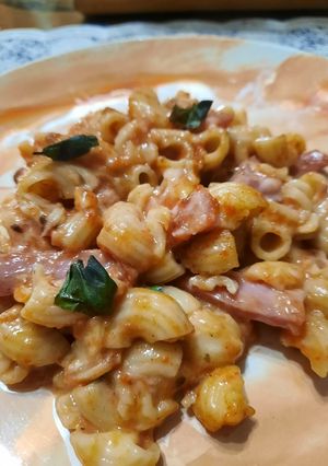 Una foto de Fideos coditos al horno con jamón