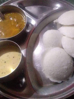 A picture of Idli sambar.