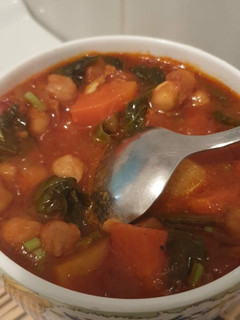 Una foto de Sopa vegetariana de garbanzos con patatas y espinacas