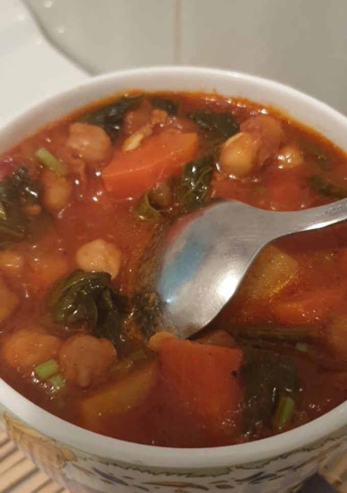 Una foto de Sopa vegetariana de garbanzos con patatas y espinacas