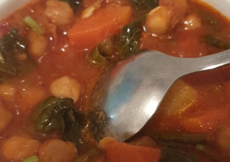 Sopa vegetariana de garbanzos con patatas y espinacas