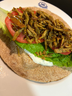 Una foto de 🌱 Kebab no carne y salsa yogur casera 🌱