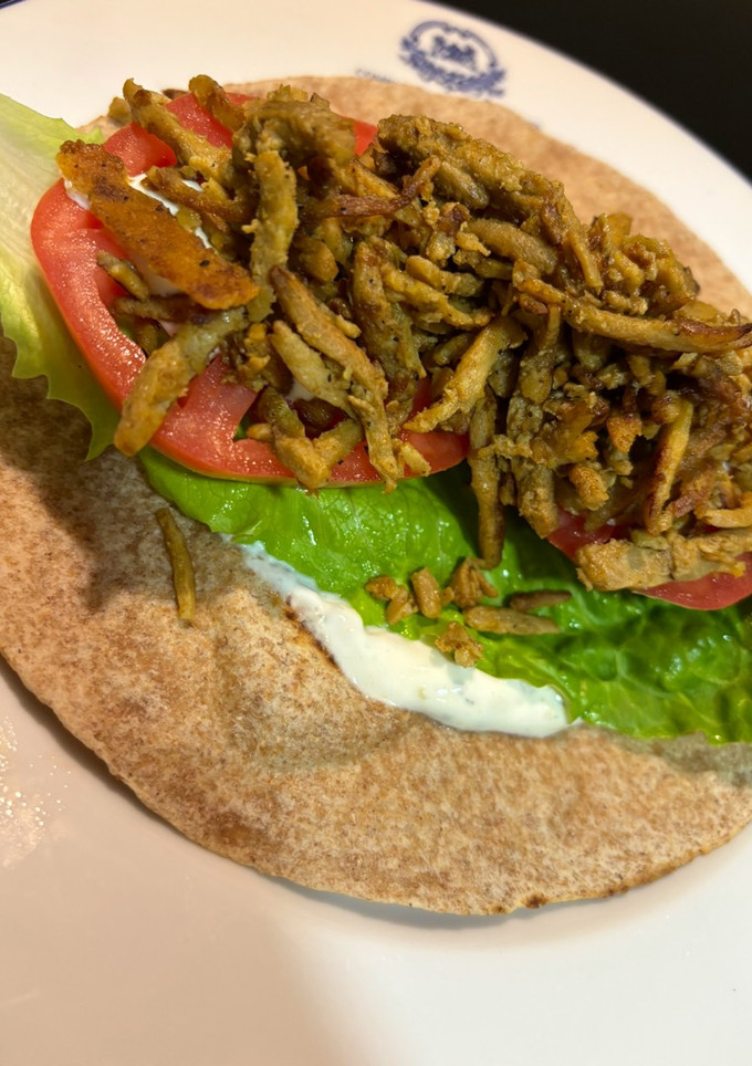 Una foto de 🌱 Kebab no carne y salsa yogur casera 🌱