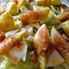 Una foto de Ensalada de queso fresco y brevas de temperatura. con reducción de PX