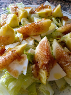 Una foto de Ensalada de queso fresco y brevas de temperatura. con reducción de PX