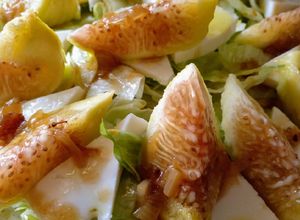 Una foto de Ensalada de queso fresco y brevas de temperatura. con reducción de PX