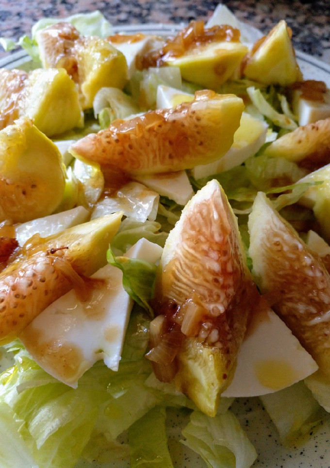 Una foto de Ensalada de queso fresco y brevas de temperatura. con reducción de PX