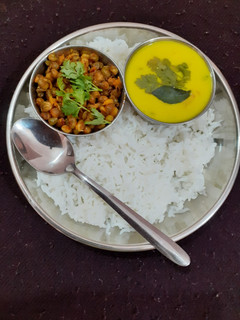 કઢી, ભાત અને મગ (Kadhi Rice Moong Recipe In Gujarati) રેસીપી મુખ્ય ફોટો