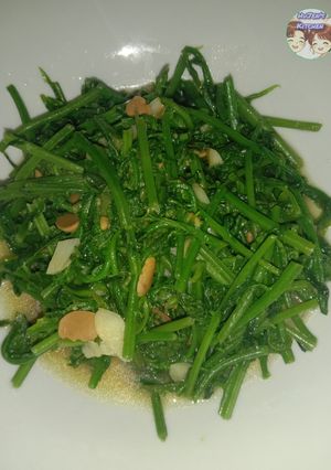 รูปของ ยอดผักกูดผัดเต้าเจี้ยว (Stir-fried Fiddlehead Fern with Salted Soybeans)