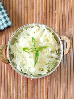நிறம் மாறாமல் முட்டைகோஸ் பொரியல் செய்வது எப்படி? (cabbage poriyal Recipe in Tamil) செய்முறை முக்கிய புகைப்படம்
