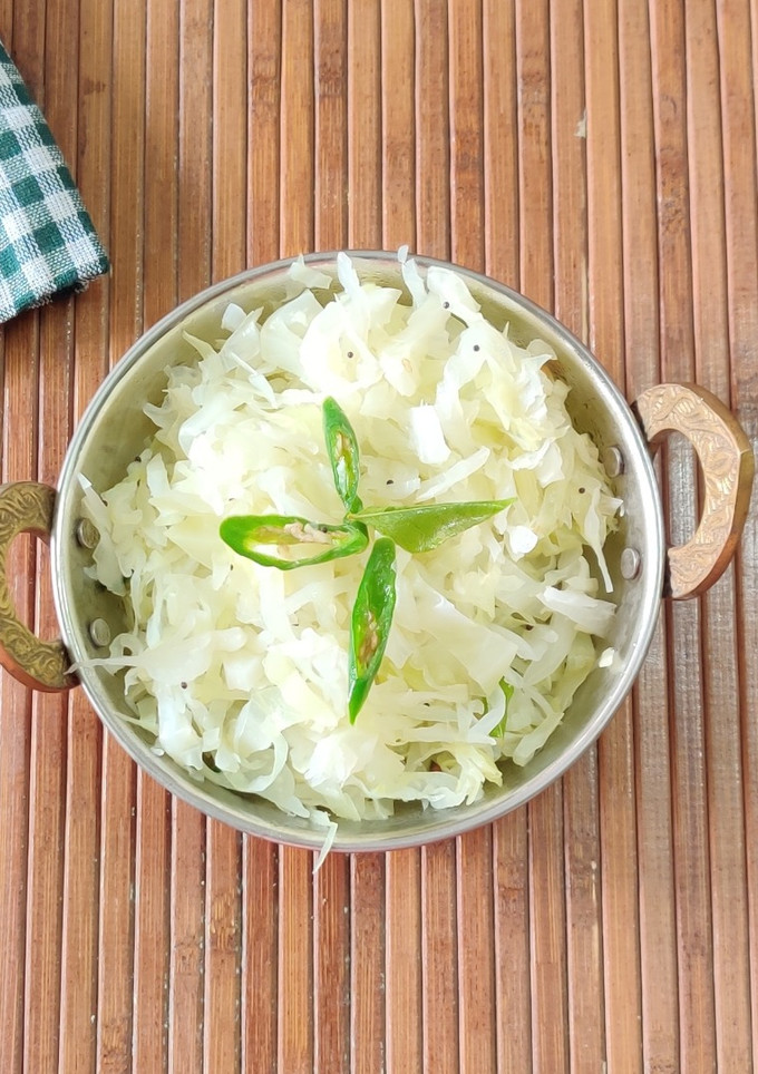 நிறம் மாறாமல் முட்டைகோஸ் பொரியல் செய்வது எப்படி? (cabbage poriyal Recipe in Tamil) செய்முறை முக்கிய புகைப்படம்