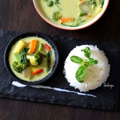 A picture of Homemade Vegetarian Thai Green curry paste /Curry:.