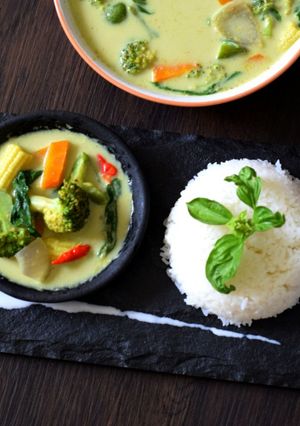 A picture of Homemade Vegetarian Thai Green curry paste /Curry:.