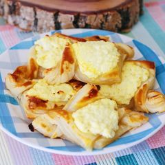 A picture of "Vatrushka" or buns with cottage cheese.