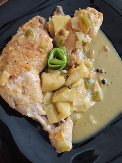 Una foto de Pollo con sidra y manzanas Granny🍏