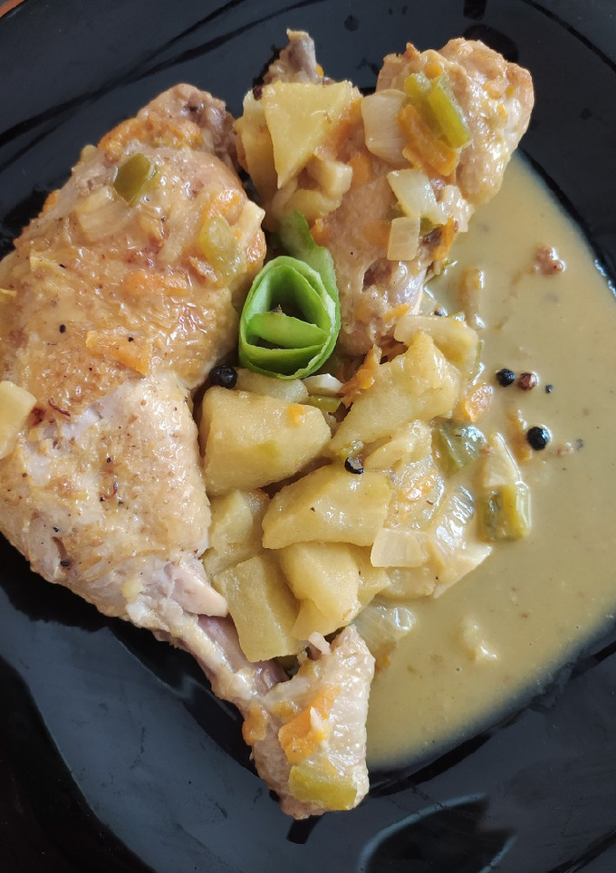 Una foto de Pollo con sidra y manzanas Granny🍏