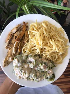 Una foto de Tallarines blancos con brócoli y pollo😋😋😋